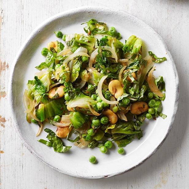 Wie man Escarole-Salat mit Saubohnen zubereitet