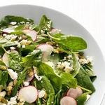 Salat mit Radieschen, Spinat und Kürbiskernen