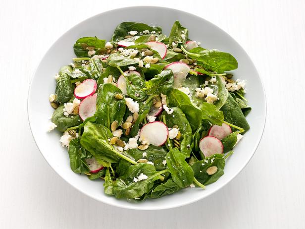 Zubereitung - Radieschen-, Spinat- und Kürbiskernsalat
