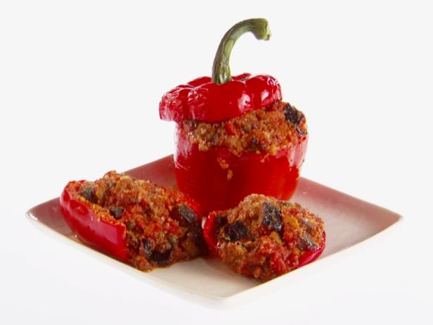 So bereiten Sie gefüllte Paprika mit Auberginen zu