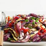 Gegrillter Auberginensalat mit scharfen Kirschpaprika