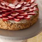 Baiser-Torte mit Keksen, Frischkäse und Erdbeeren (Mostachonn)