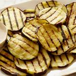 Gegrillte Aubergine mit Joghurt-Minz-Dip