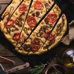 Focaccia mit Zwiebeln und Rosmarin