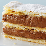 Napoleontorte mit Schokoladencreme und Haselnüssen