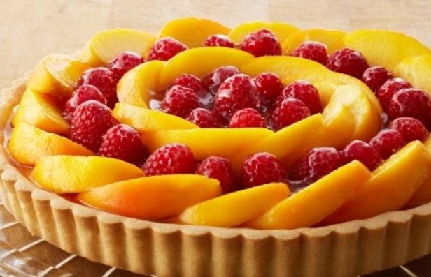 Rezept für Pfirsichkuchen mit Himbeeren und Vanillesauce