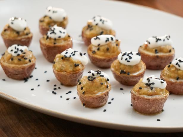 Zubereitung - Gefüllte Kartoffeln mit Auberginenkaviar, gebackenem Knoblauch und Sauerrahm