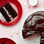 كعكة شوكولاتة مع كريمة الجبن والكرز