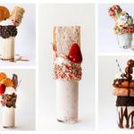 Extravagante Milchshakes zum Frühstück mit verschiedenen Toppings