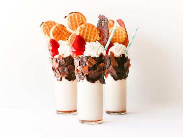 Foto – Milchshake mit Waffeln und karamellisiertem Speck