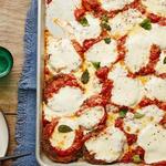 Panierte Auberginen in Tomatensoße gebacken
