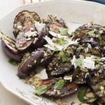 Gegrillte Aubergine mit Feta und Minz-Vinaigrette