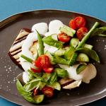 Gegrillter Auberginen- und grüner Bohnensalat