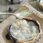 Einzelne Törtchen mit Blaubeer-Pfirsich-Füllung