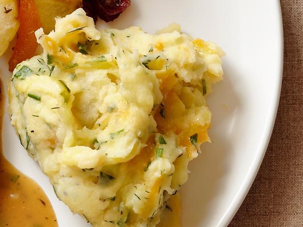 Rezept für Kartoffelpüree mit Buttermilch, Kräutern und Cheddar-Käse