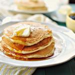 Kefirpfannkuchen mit Pekannüssen und Sirup