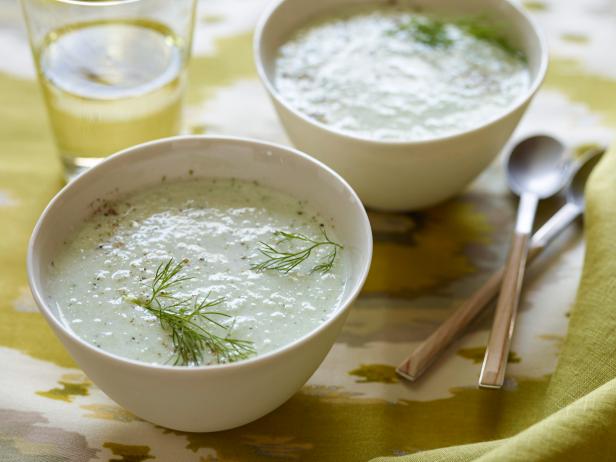 Wie man eine kalte, cremige Gurkensuppe zubereitet
