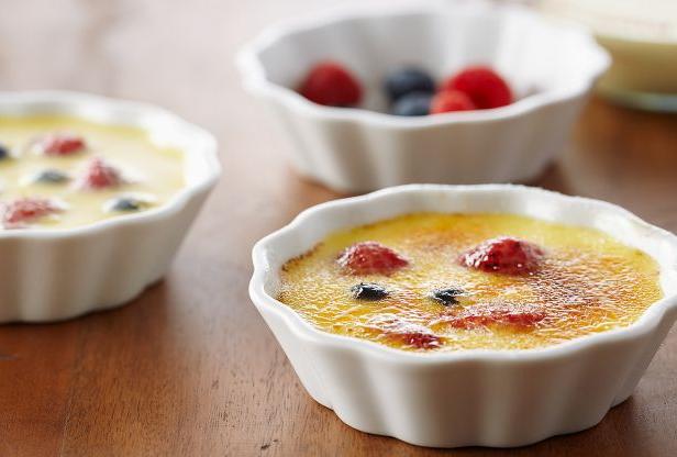 Wie man Crème brûlée mit Beeren zubereitet