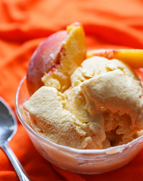 Wie man Pfirsich-Joghurt-Eiscreme zubereitet
