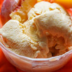 Joghurt-Eiscreme mit Pfirsichen