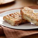 Panini mit Mozzarella und Oliventapenade
