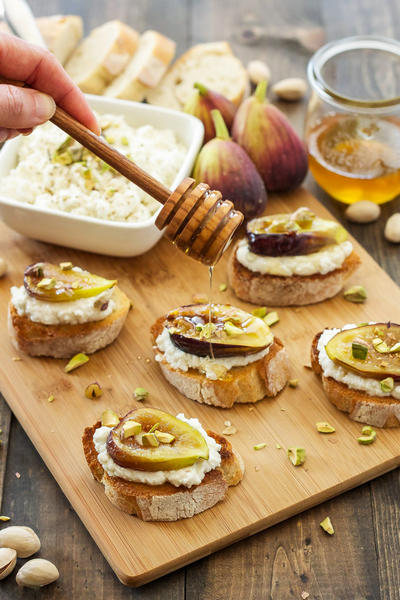 Wie man Crostini mit Feigen, Honig-Ricotta und Haselnüssen zubereitet