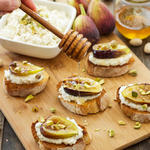 Crostini mit Feigen, Honigricotta und Haselnüssen