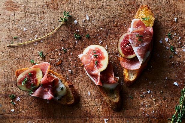 Wie man Bruschetta mit Feigen, Ricotta und Schinken zubereitet