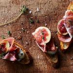 Bruschetta mit Feigen, Ricotta und Schinken