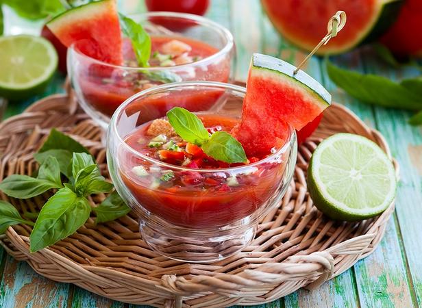 Wie man kalte Erdbeer-Gazpacho-Suppe zubereitet