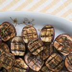 Gegrillte Aubergine mit Knoblauch und Rosmarin
