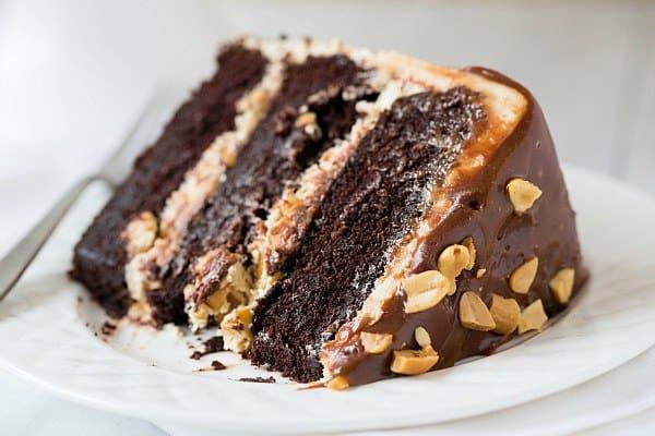 Wie man einen Snickers-Kuchen backt
