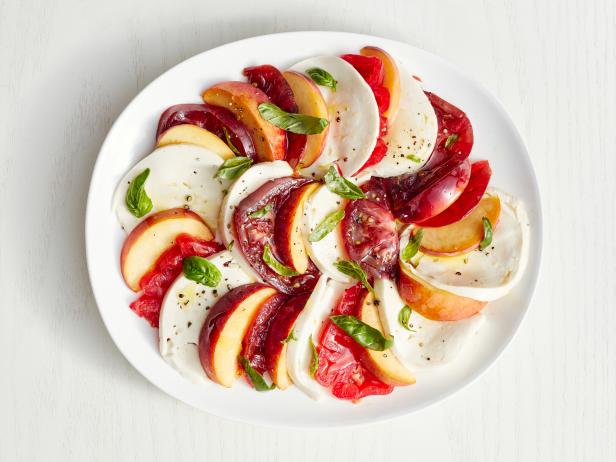 Wie man Caprese-Salat mit Pfirsichen zubereitet