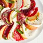 Caprese-Salat mit Pfirsichen