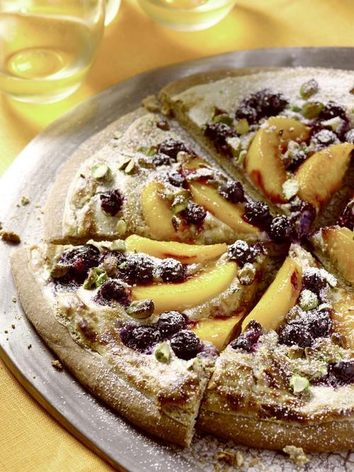 Wie man Pfirsich- und Blaubeerpizza zubereitet