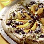 Pizza mit Pfirsichen und Blaubeeren