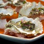 Gegrillte Austern mit Mignonette-Sauce, Kräutern und Chilischoten