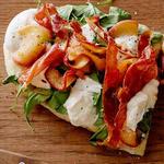 Sommerliche Pizzetta mit Pfirsichen, Burrata, Rucola und knusprig gegrilltem Schinken