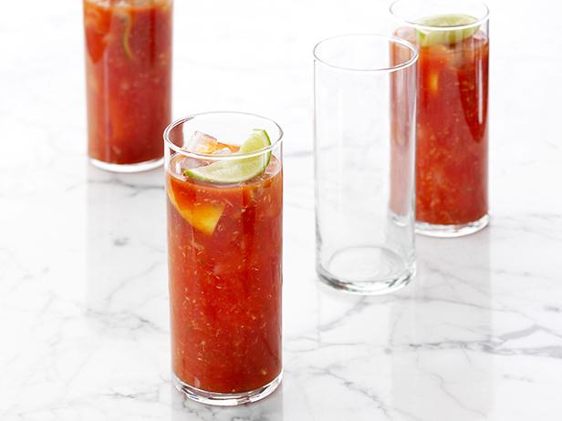 Kuidas teha Bloody Maryt kuuma pipra ja laimiga