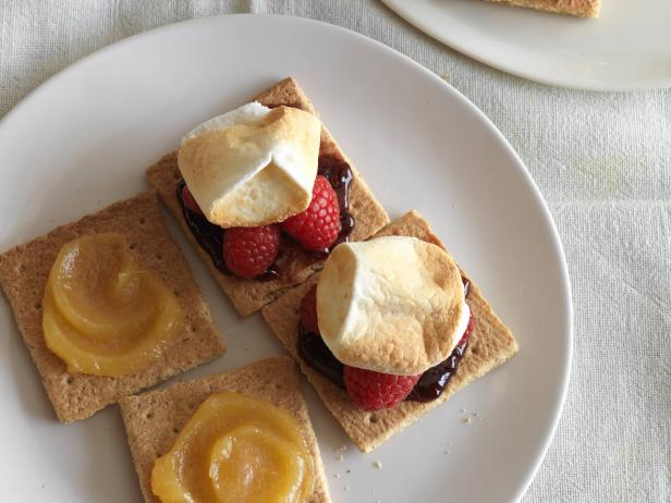 Come preparare i S'mores, un dolce americano a base di marshmallow e crema al limone.