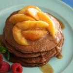 Schokoladenpfannkuchen mit Pfirsichen in Zimtsirup