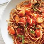 Spaghetti und Jakobsmuscheln in Marinara-Sauce geschmort