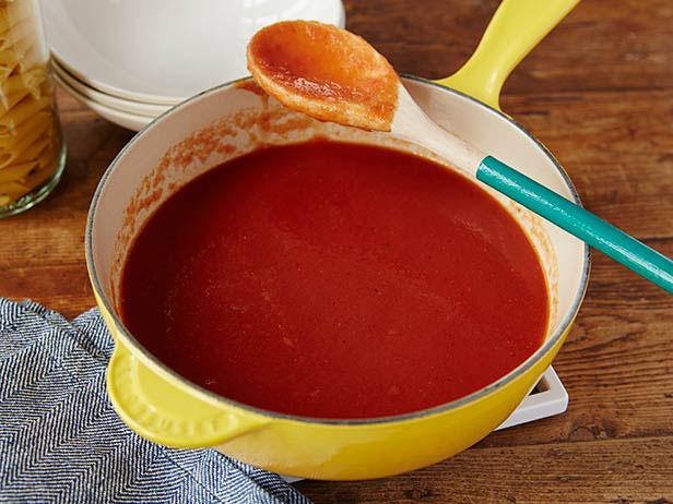 Wie man Tomatensoße aus gebackenen Tomaten zubereitet