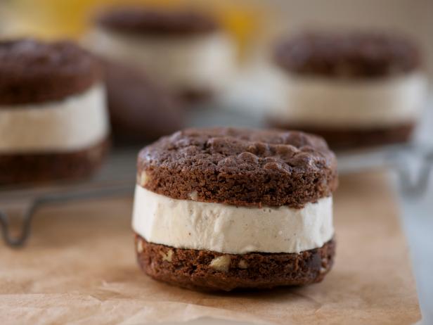 Wie man ein Gorilla-Eiscreme-Sandwich zubereitet