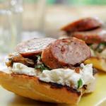 Crostini mit gegrillten Würstchen und Zwiebeln in Balsamico-Sirup