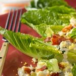 Salatboote mit Ei und Blauschimmelkäse
