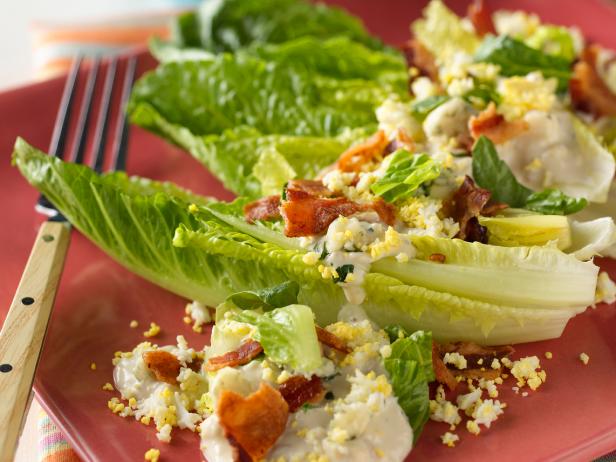 Rezept für gefüllte Salatboote mit Ei und Blauschimmelkäse