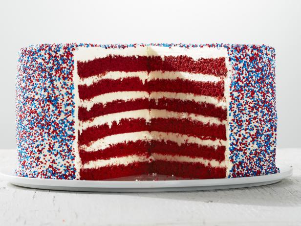 So backt man einen 6-lagigen Red Velvet Cake