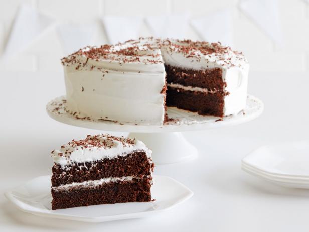 So backen Sie eine Schokoladen-Baiser-Torte in Winterstimmung