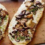 Fladenbrot mit gegrillten Pilzen und Trüffelkäse